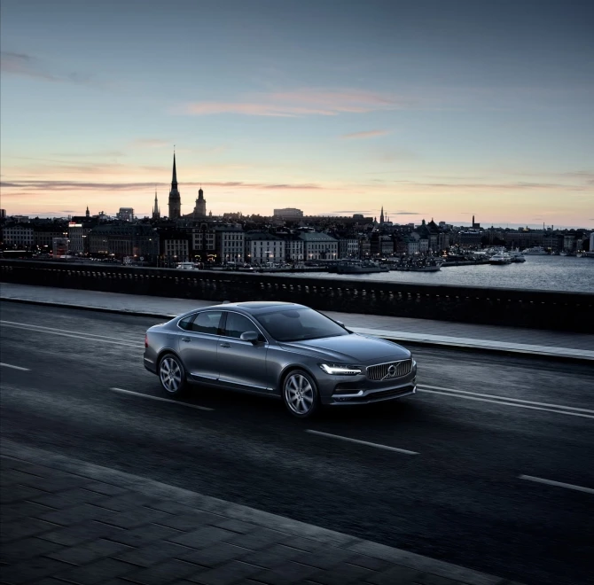 В сети появилась первая галерея нового Volvo S90