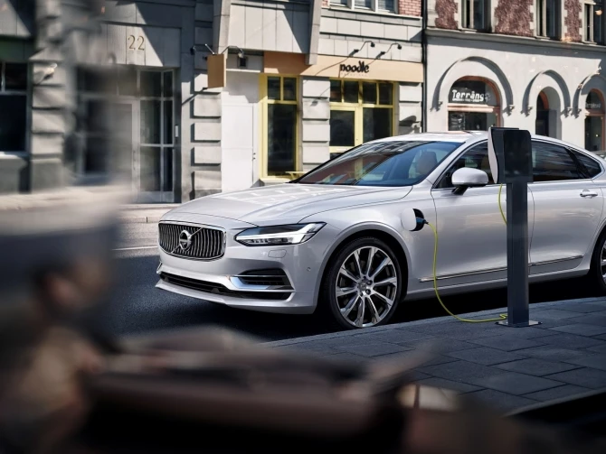 В сети появилась первая галерея нового Volvo S90