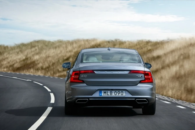 В сети появилась первая галерея нового Volvo S90