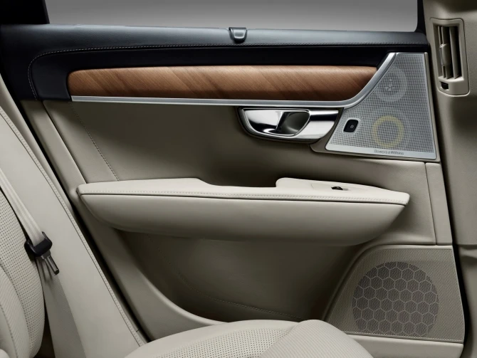 В сети появилась первая галерея нового Volvo S90
