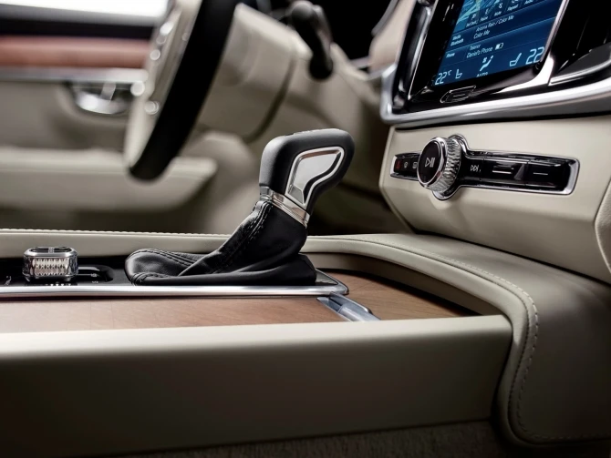 В сети появилась первая галерея нового Volvo S90