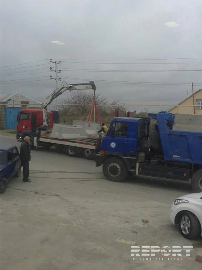 Nardaranın girişində beton plitələr düzülür (FOTO)