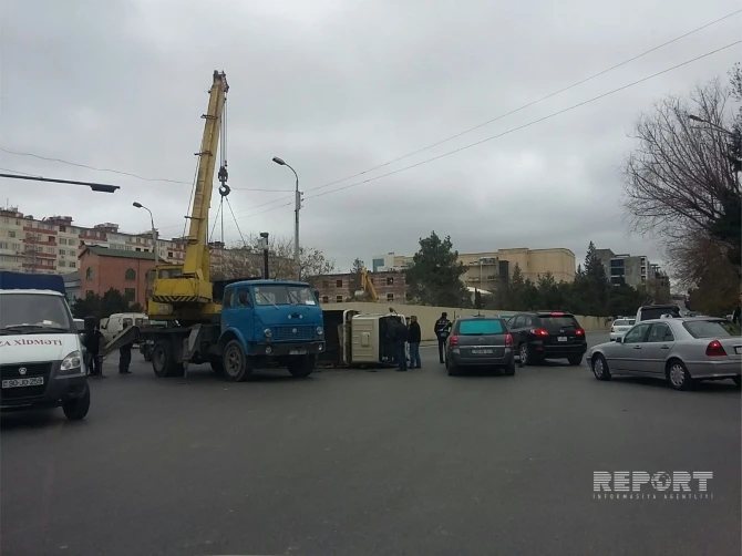 В Баку перевернулся грузовик