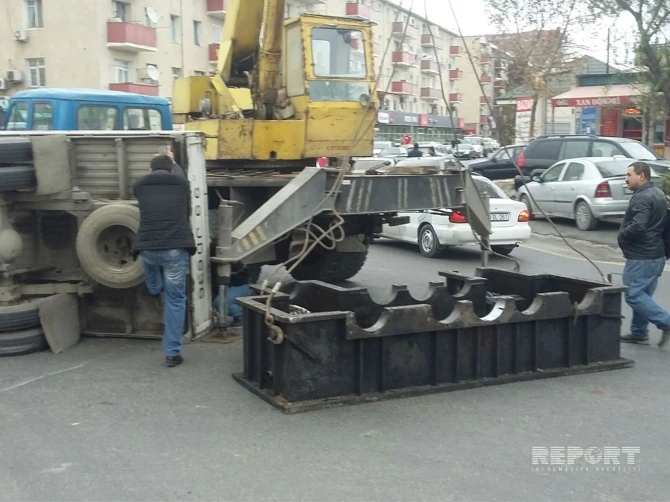 В Баку перевернулся грузовик