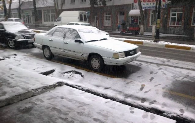 В Азербайджане идет снег