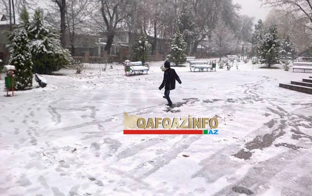 В Азербайджане идет снег