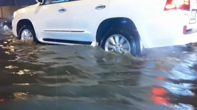 В Баку затопило дороги, из подтопленных автомобилей спасены 5 человек (видео)