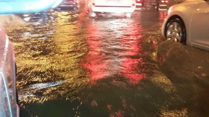 В Баку затопило дороги, из подтопленных автомобилей спасены 5 человек (видео)