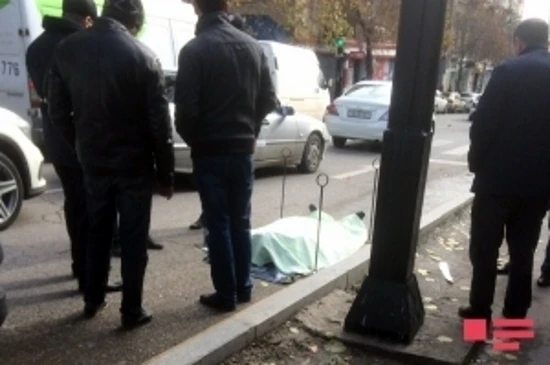 В Баку перед отделением полиции скончался человек