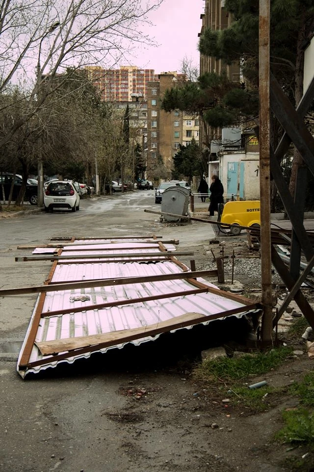 Последствия сильного ветра, пронесшегося по Баку