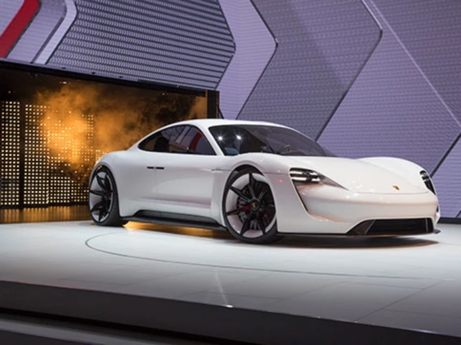Porsche начнет серийное производство своего электрокара (видео)