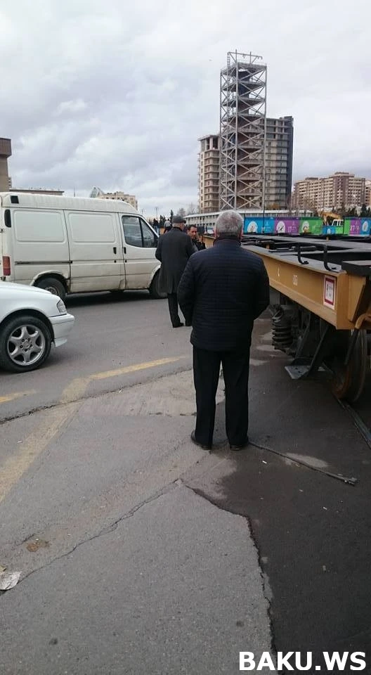 В Баку испорченный поезд уже 20 минут парализует движение транспорта на проспекте Нефтчиляр