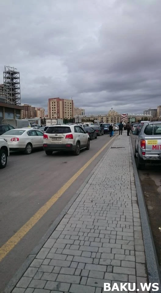 В Баку испорченный поезд уже 20 минут парализует движение транспорта на проспекте Нефтчиляр