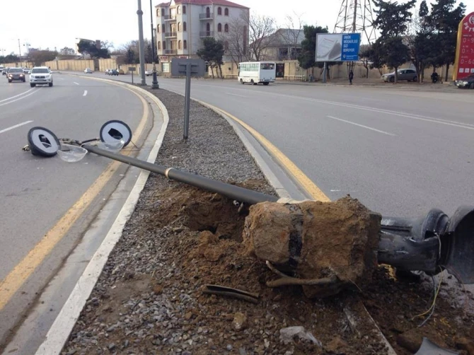 На Нобелевском проспекте автомобиль вырвал с корнем фонарный столб