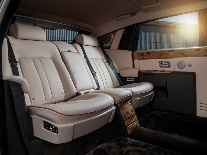 Rolls-Royce представил спецверсию Phantom с удлиненной колесной базой