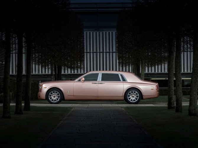 Rolls-Royce представил спецверсию Phantom с удлиненной колесной базой