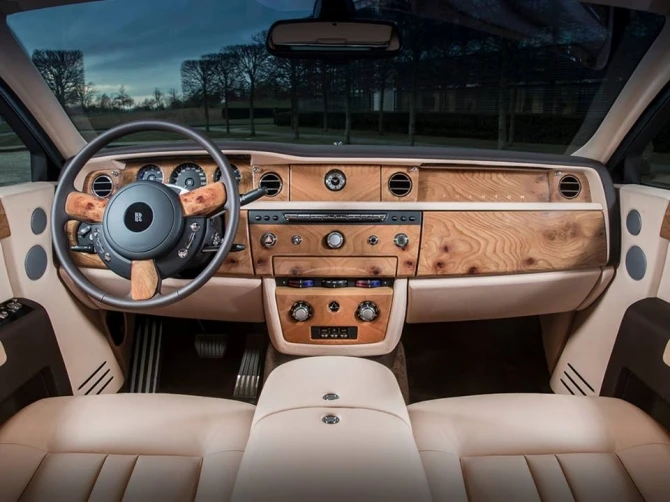 Rolls-Royce представил спецверсию Phantom с удлиненной колесной базой