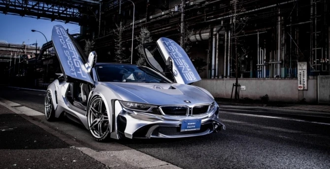 BMW i8 превратили в «НЛО на колесах»