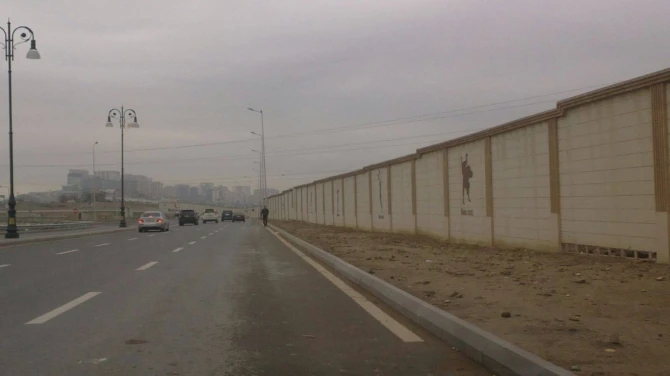 В Баку на этой дороге автомобилистов подстерегает опасность и крупный штраф