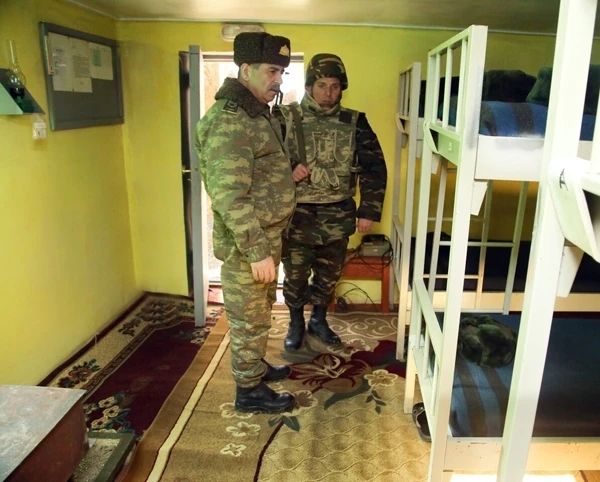 Министр обороны Азербайджана отправился на линию фронта