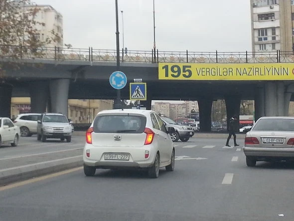 ЦИУТ предложил переорганизовать дорожное движение в Баку по-своему