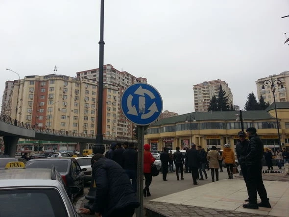 ЦИУТ предложил переорганизовать дорожное движение в Баку по-своему