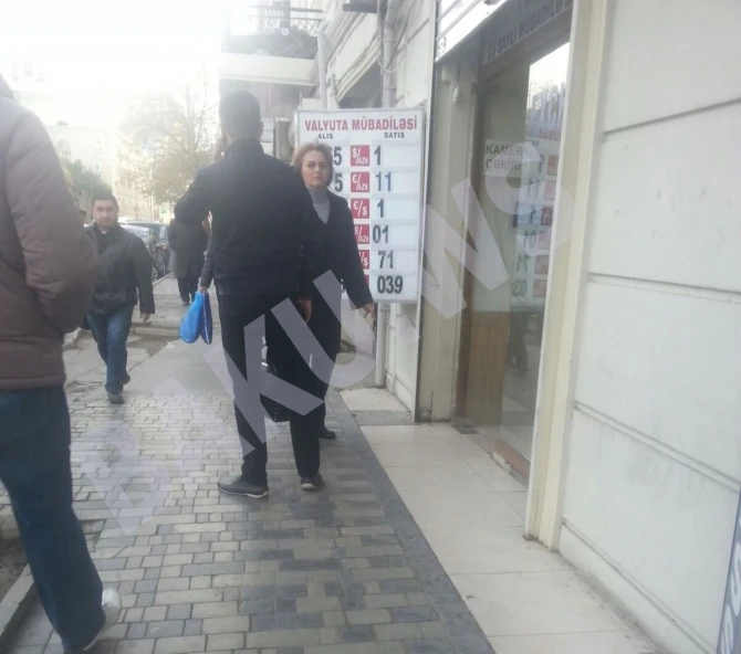 В Баку приостановили продажу долларов