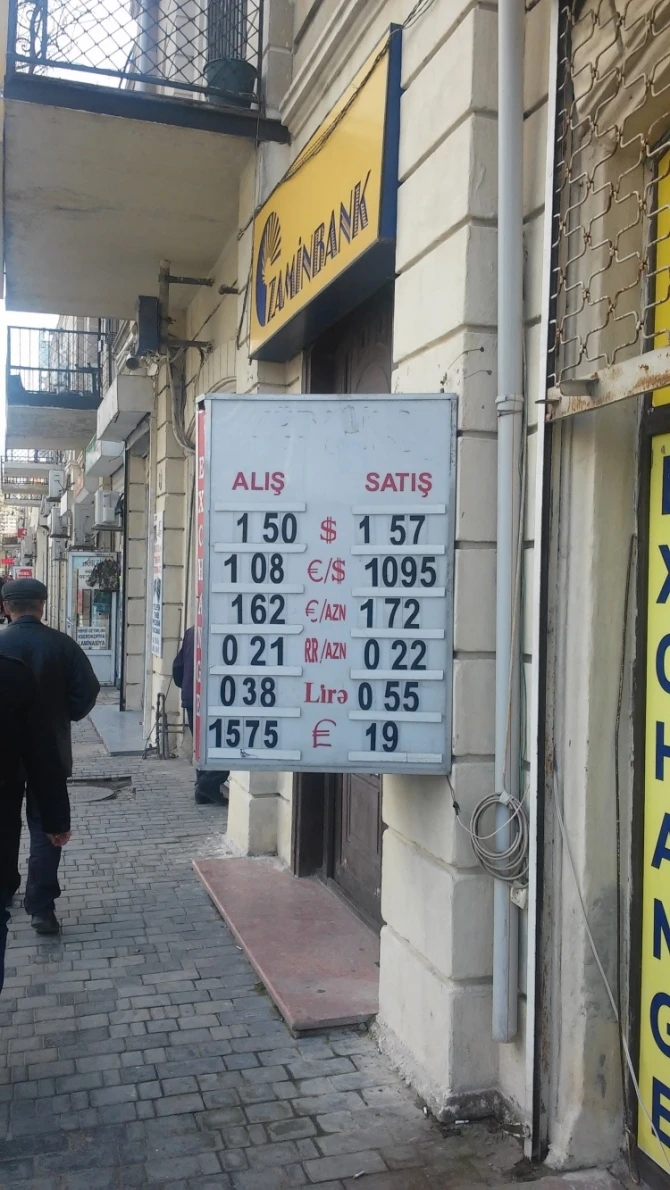 В Баку пункты по обмену валюты нарушают требование Центробанка