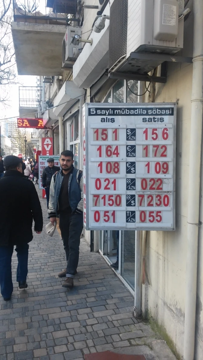 В Баку пункты по обмену валюты нарушают требование Центробанка