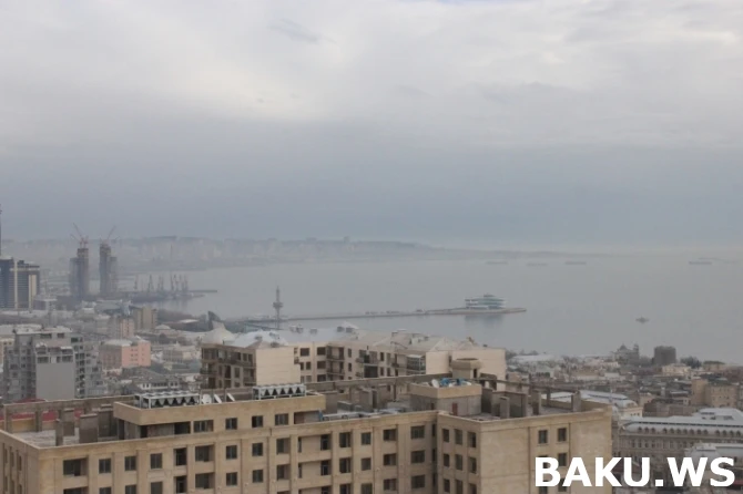 В небе над Баку навис желтый смог неизвестного происхождения