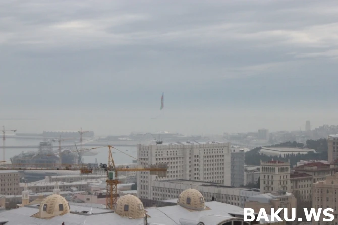 В небе над Баку навис желтый смог неизвестного происхождения
