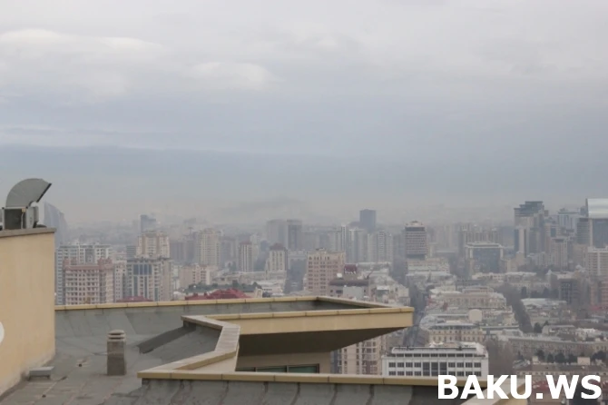 В небе над Баку навис желтый смог неизвестного происхождения