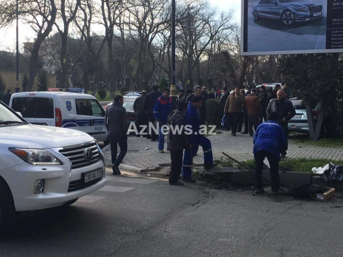 В Баку расплакалась женщина, попавшая в тяжелое ДТП