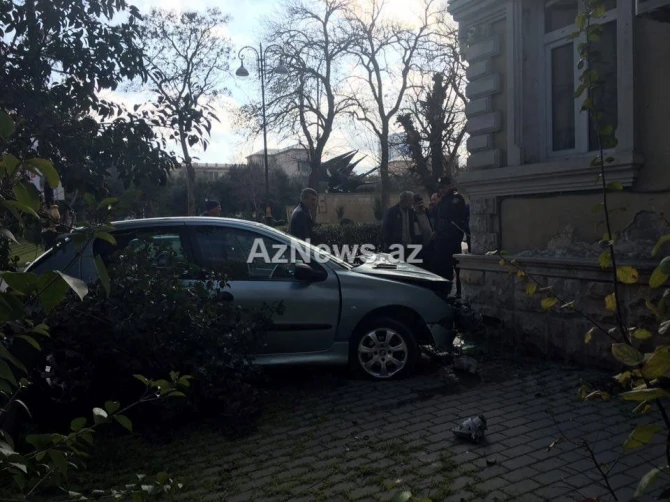 В Баку расплакалась женщина, попавшая в тяжелое ДТП