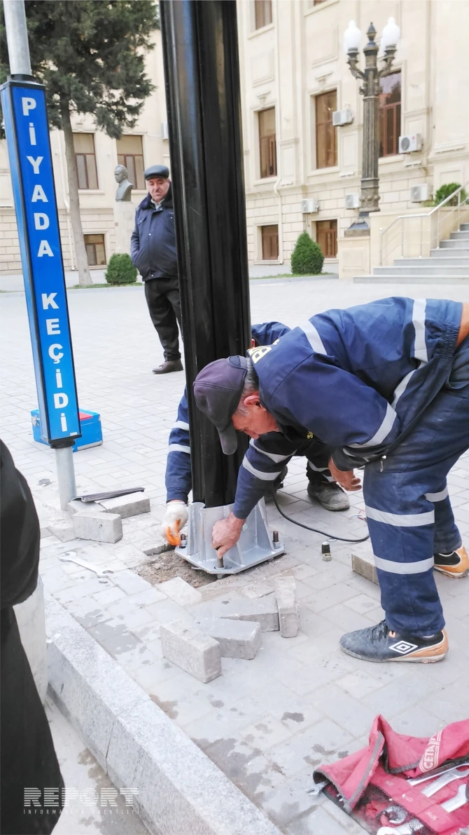 В Баку у перегруженных пешеходных переходов устанавливают светофоры