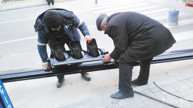 В Баку у перегруженных пешеходных переходов устанавливают светофоры
