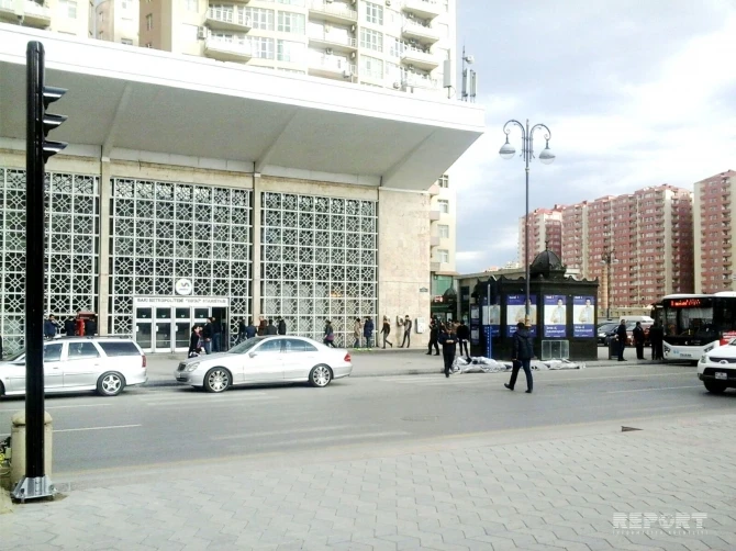 В Баку у перегруженных пешеходных переходов устанавливают светофоры