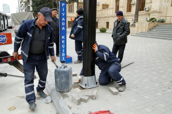 В Баку у перегруженных пешеходных переходов устанавливают светофоры
