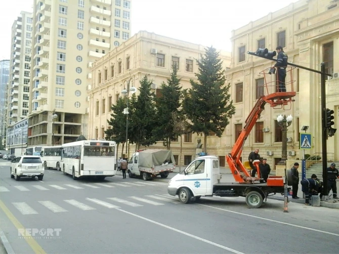 В Баку у перегруженных пешеходных переходов устанавливают светофоры