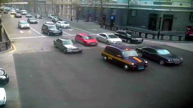 В Баку восстановлено движение транспорта по центральной улице