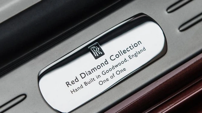 Салон красного Rolls-Royce украсили бриллиантами