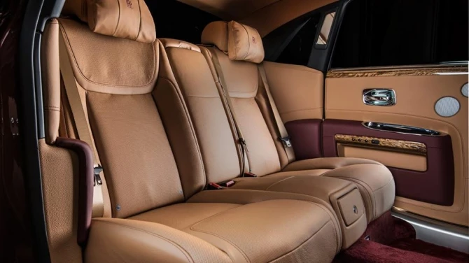 Салон красного Rolls-Royce украсили бриллиантами