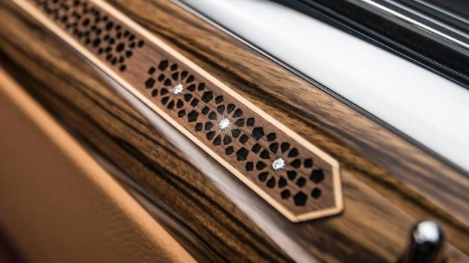 Салон красного Rolls-Royce украсили бриллиантами