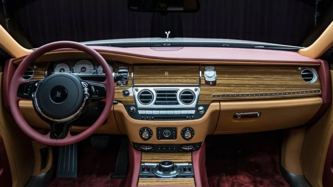 Салон красного Rolls-Royce украсили бриллиантами