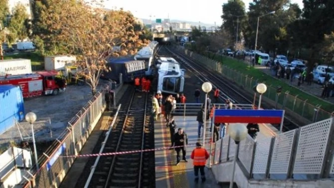 В Турции перевернулся поезд измирского метро (видео)