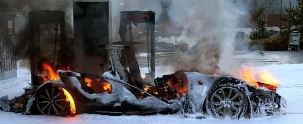 Электромобиль Tesla сгорел на станции быстрой зарядки (видео)