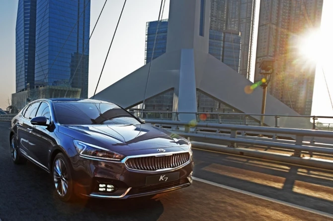 Kia показала стильные фотографии нового седана Cadenza