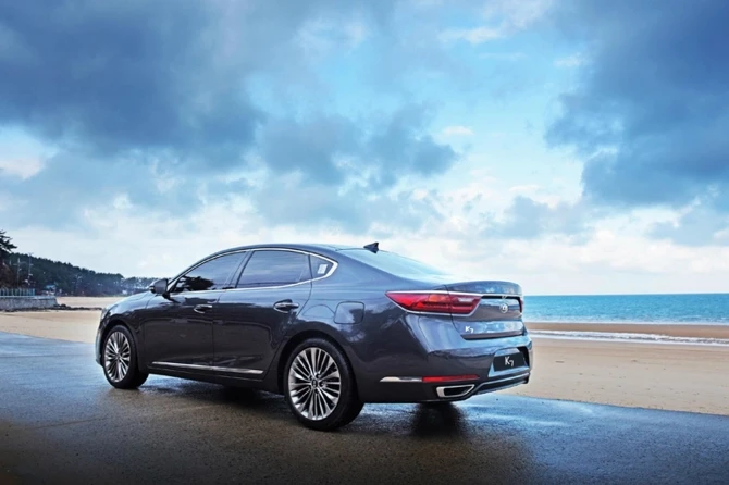 Kia показала стильные фотографии нового седана Cadenza
