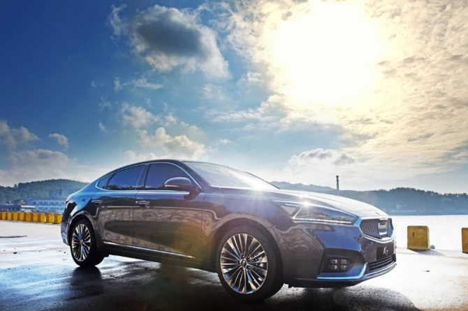 Kia показала стильные фотографии нового седана Cadenza