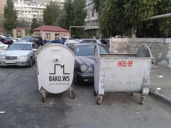 В Баку мусорщики в очередной раз проучили водителя